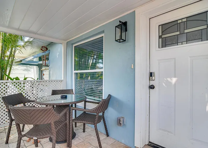 Indian Rocks Retreat, Walk To Gulf & Beaches Apartment
